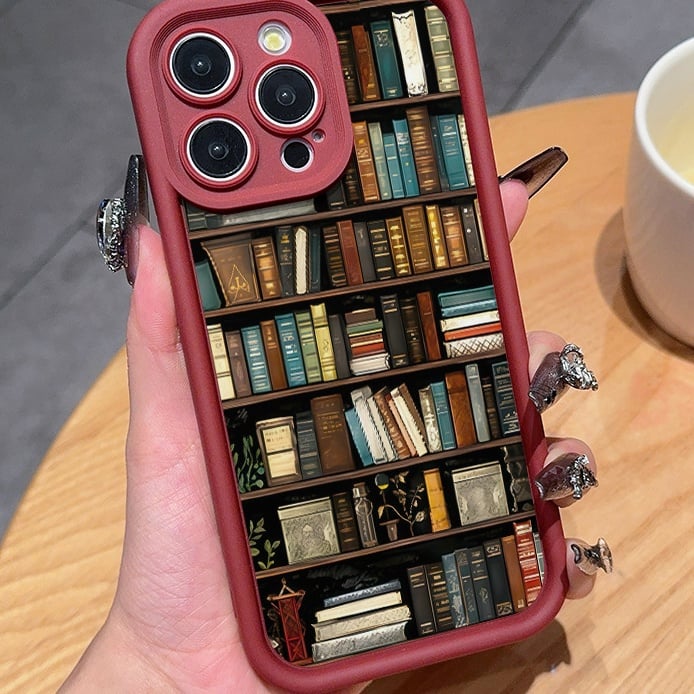 🔥NYHET 2025📚📱TPU-telefondeksel med tegneserie- og bokhyllemønster