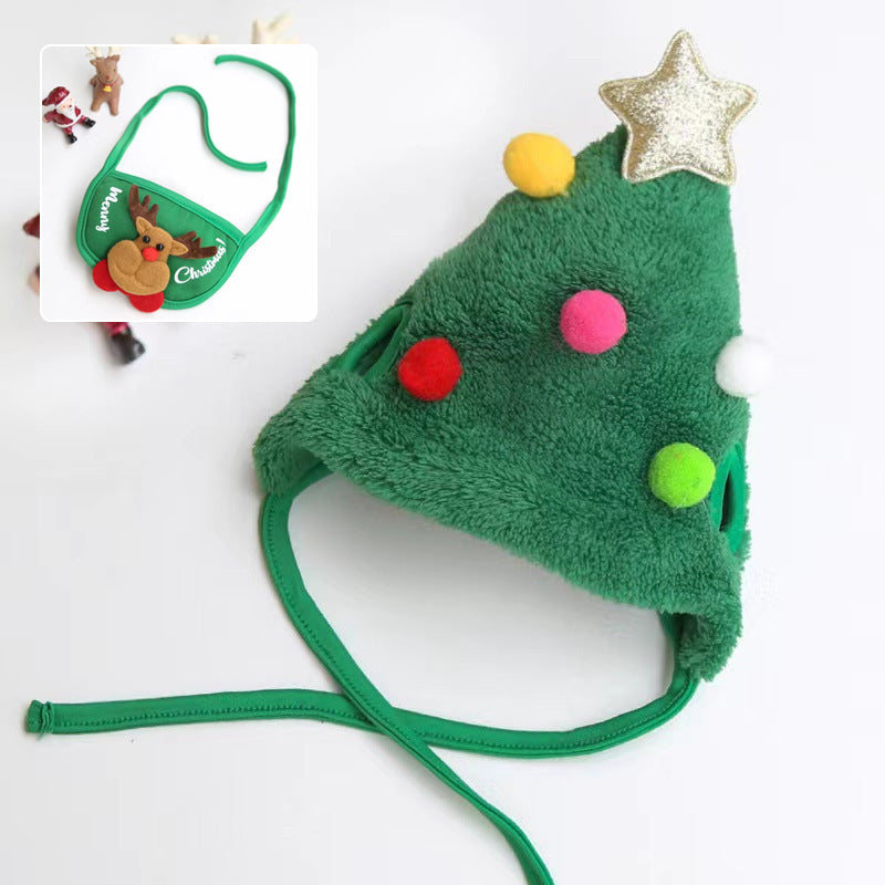 Bedårende lue med pom-pom på juletreet