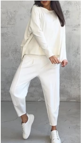 UFORMELL TODELT DRESS MED RUND HALS OG LANGE ERMER