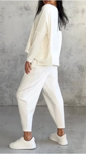 UFORMELL TODELT DRESS MED RUND HALS OG LANGE ERMER