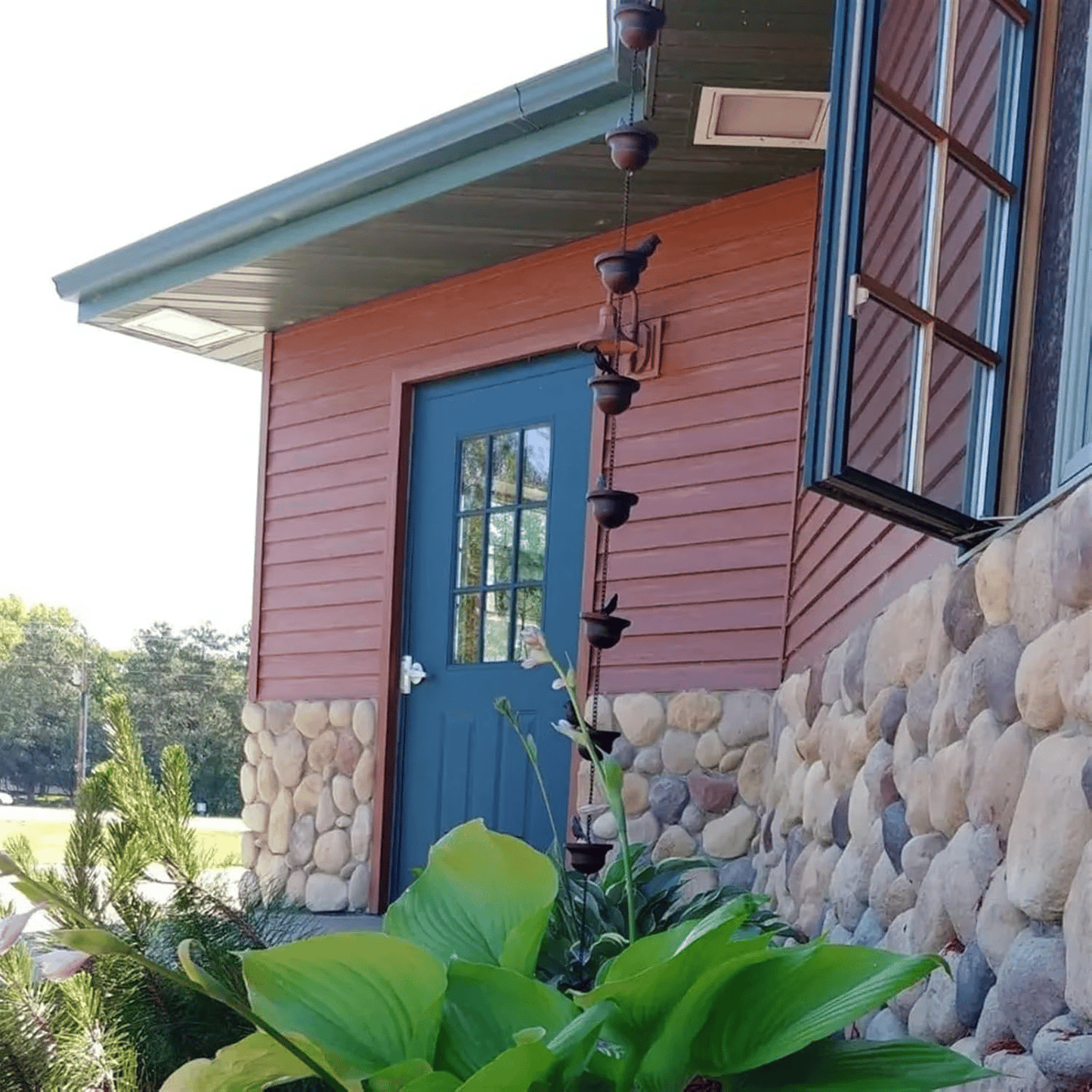 Der regn møter kunst – dekorativ regnlenke med fuglebaddesign