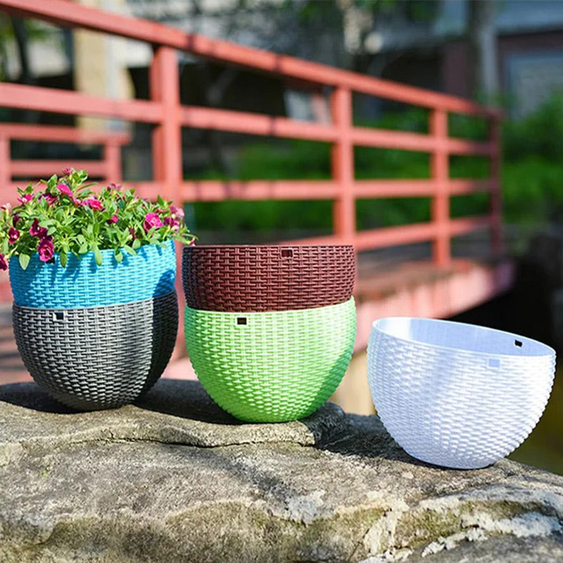 Hengende plantekurv i rotting av plast med dreneringshull