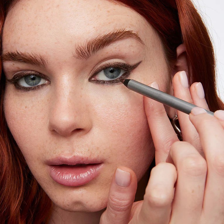 🔥Kjøp én, få én gratis🌟 【24H Lock】1440 minutter smussfast eyeliner | Presis definisjon, varer hele dagen, smussfast sminkeduo