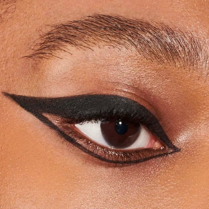 🔥Kjøp én, få én gratis🌟 【24H Lock】1440 minutter smussfast eyeliner | Presis definisjon, varer hele dagen, smussfast sminkeduo