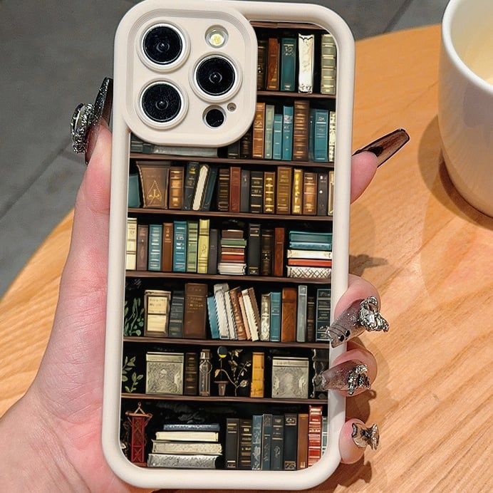 🔥NYHET 2025📚📱TPU-telefondeksel med tegneserie- og bokhyllemønster