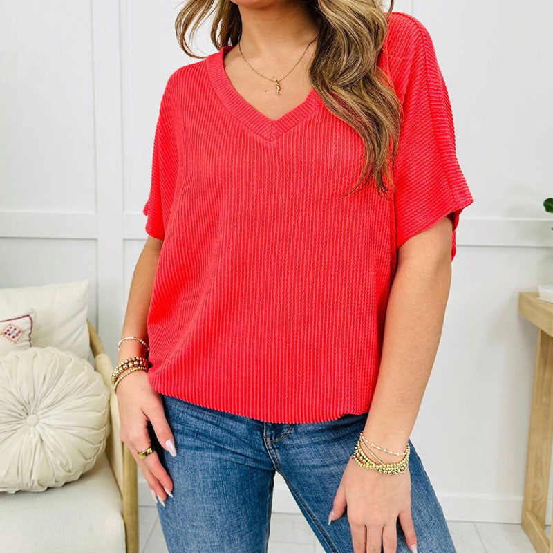 Løs t-skjorte med V-hals og flerfarget passform for kvinne