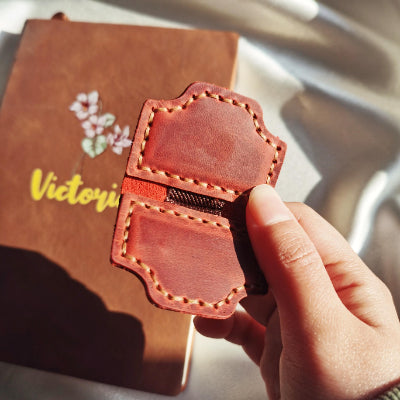 SISTE DAG 70 % AVSLAG - Personlig magnetisk pennholder i lær Bokmerke