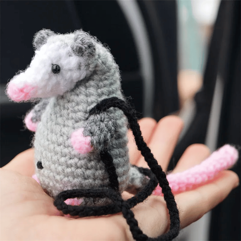 🔥 SISTE DAG 49 % RABATT – Possum Car Charm (100 % håndstrikket)