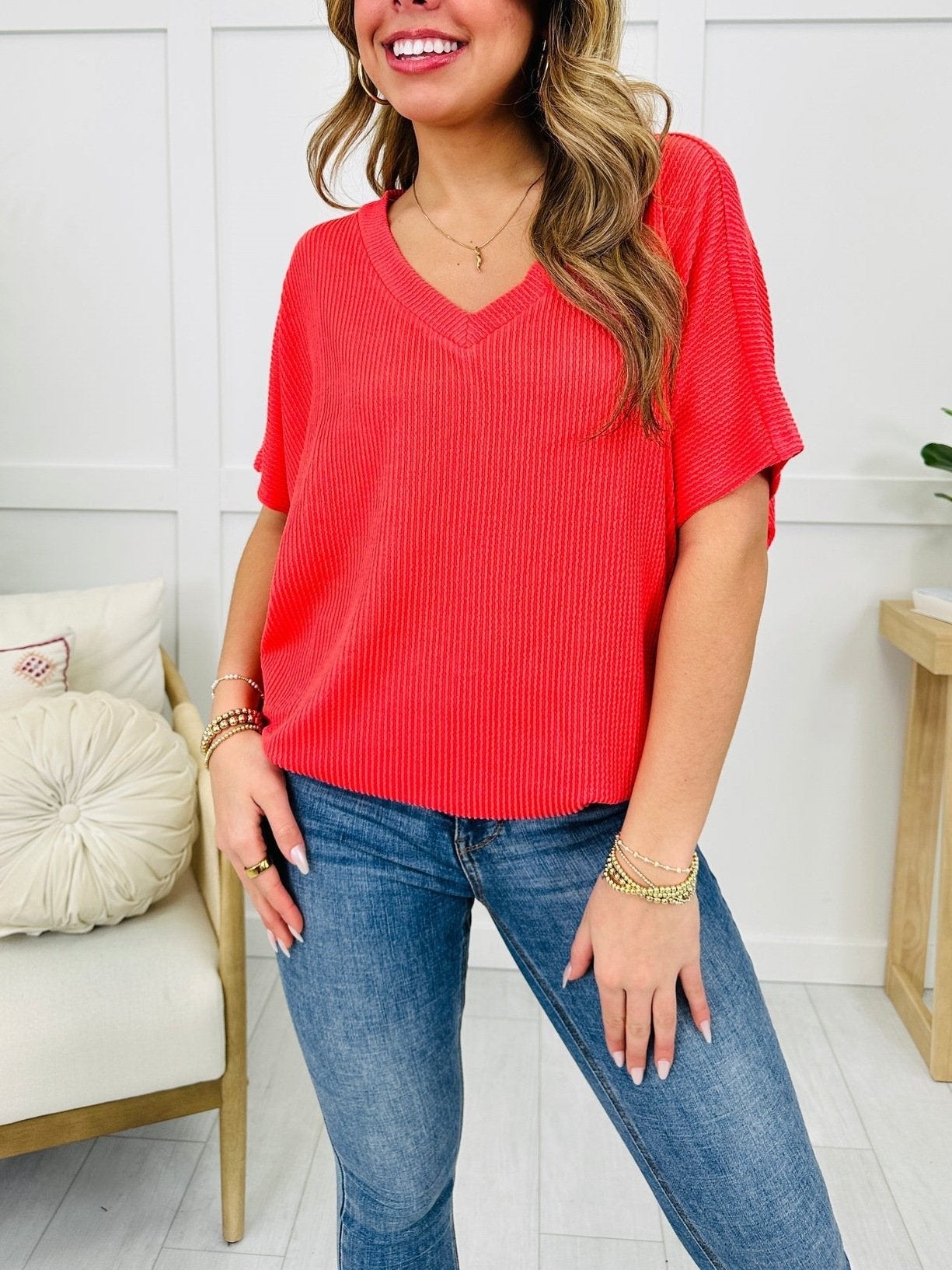 Løs t-skjorte med V-hals og flerfarget passform for kvinne