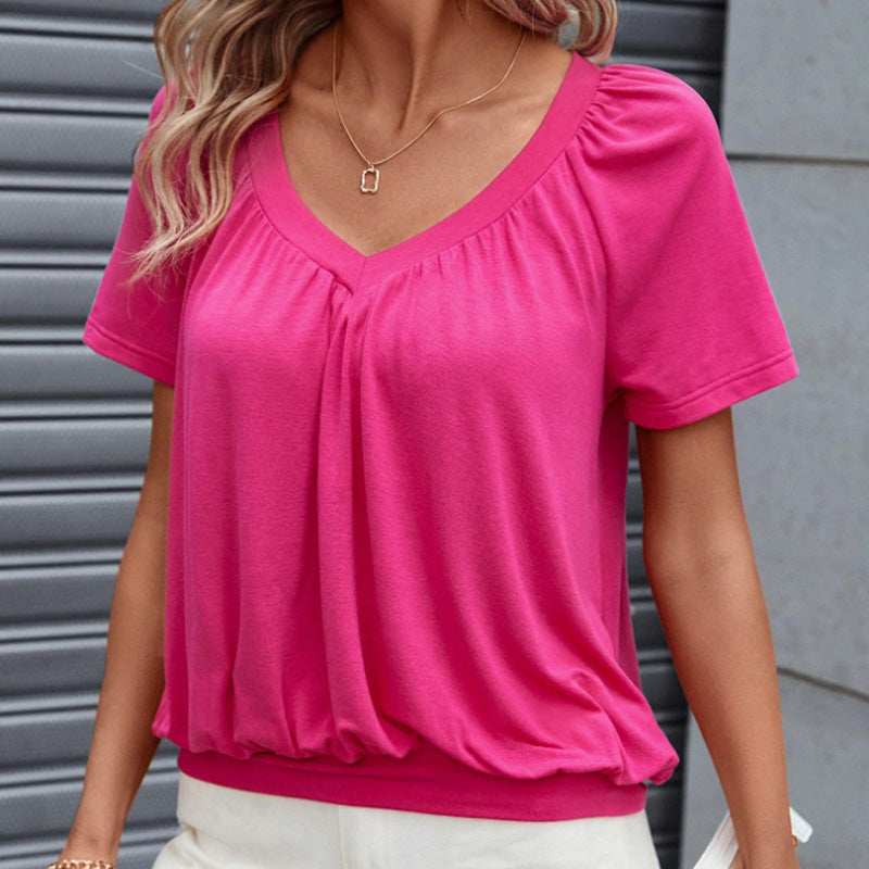 Plissert kortermet T-skjorte med V-hals for kvinner