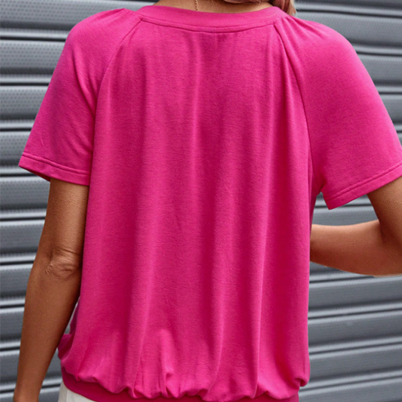 Plissert kortermet T-skjorte med V-hals for kvinner