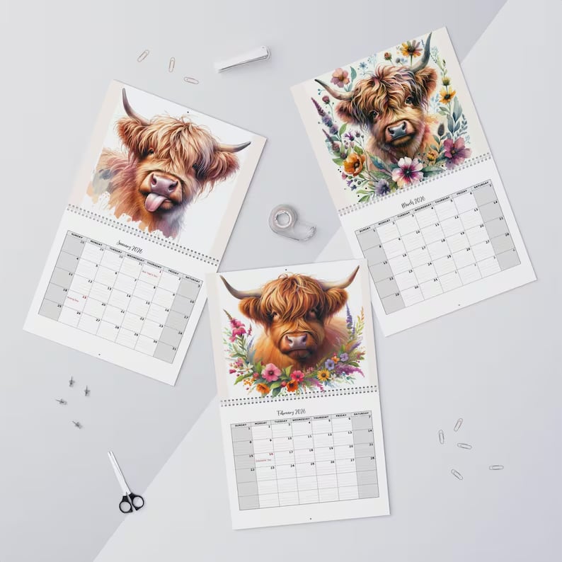 🐮Highland Cow Kalender 2026 – Rustikk gårdsveggkunst og månedlig planlegger