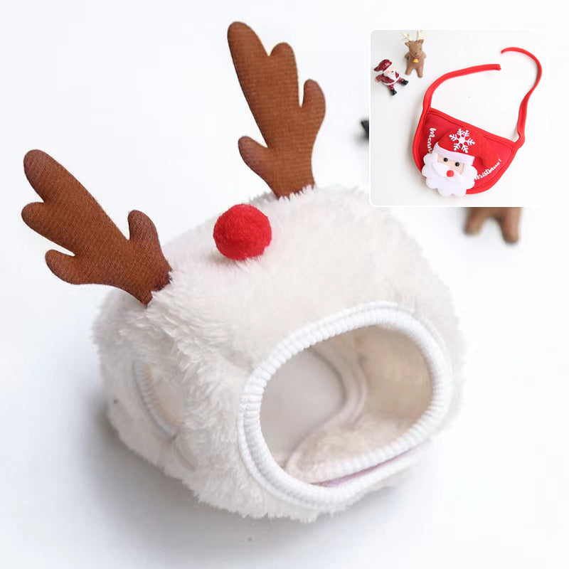 Bedårende lue med pom-pom på juletreet