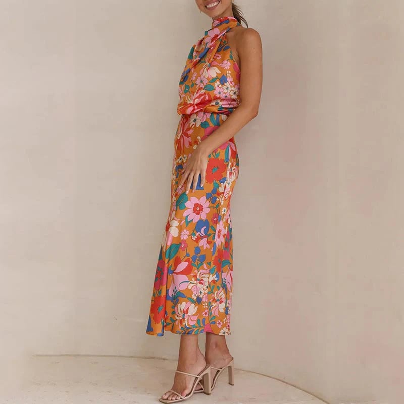 Ermeløs knytehalstrykk i sateng med halterneck og elastisk midje og maxikjole