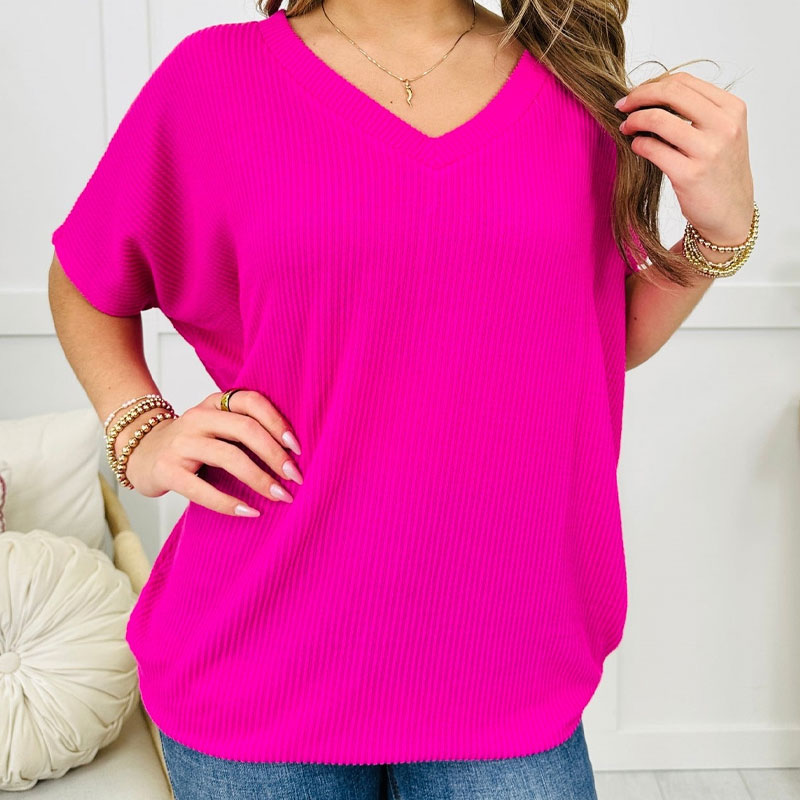 Løs t-skjorte med V-hals og flerfarget passform for kvinne