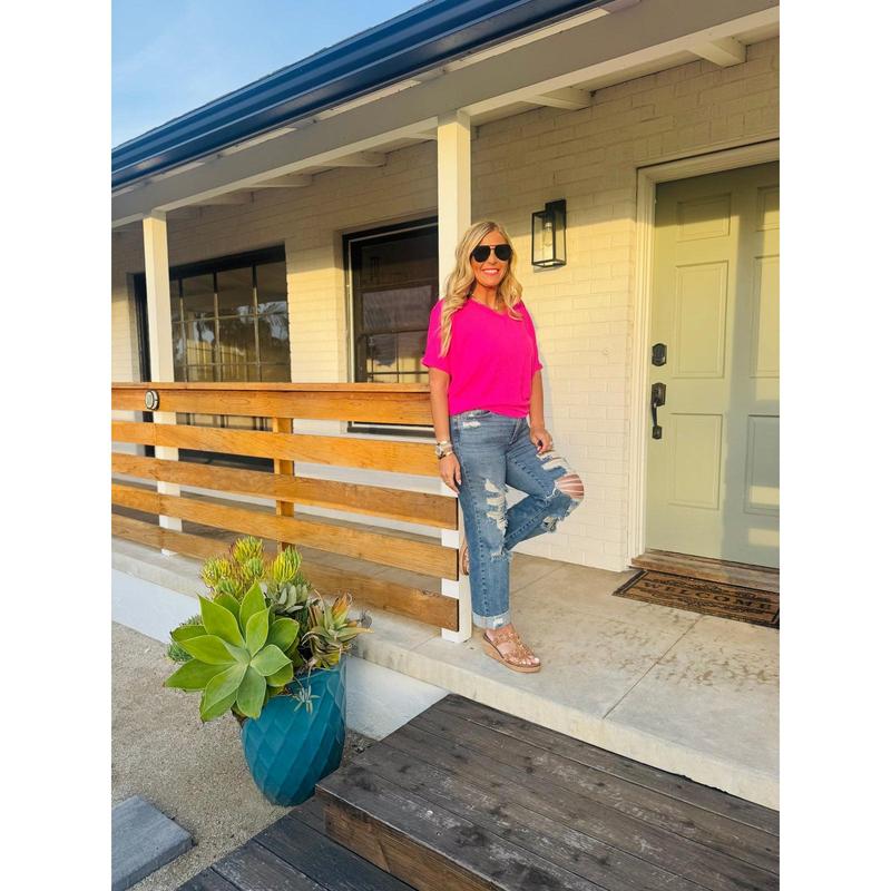 Løs t-skjorte med V-hals og flerfarget passform for kvinne