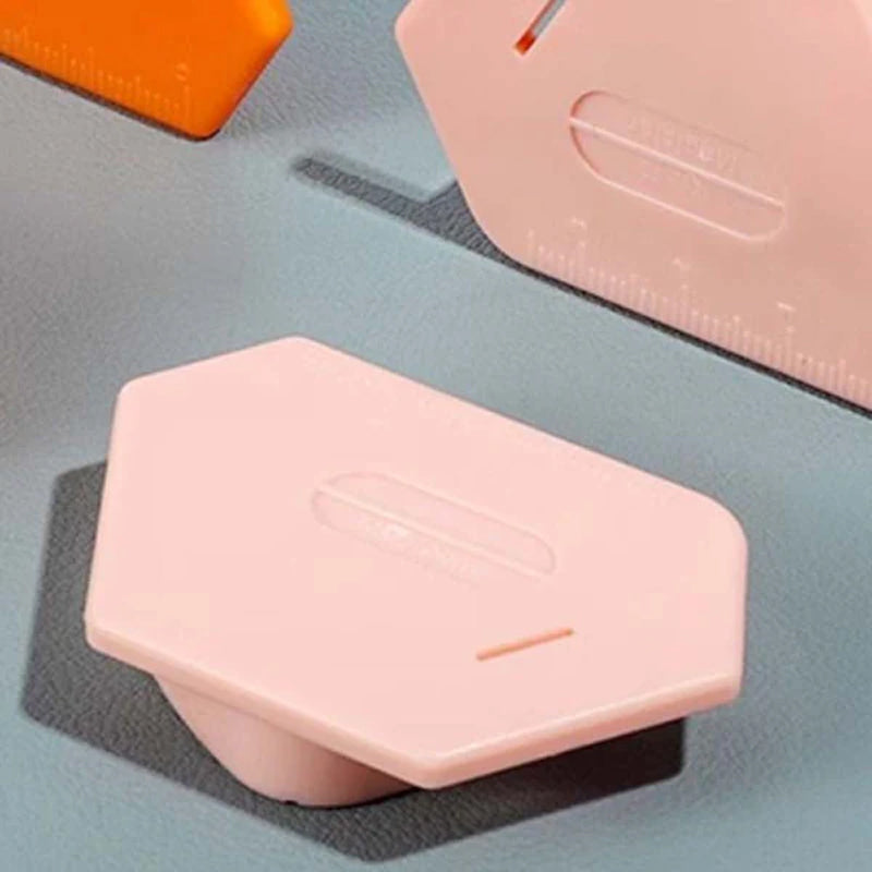 Polygonalt, sterkt magnetisk verktøy for posisjonering av symaskinens sidevegg