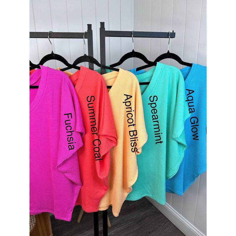 Løs t-skjorte med V-hals og flerfarget passform for kvinne