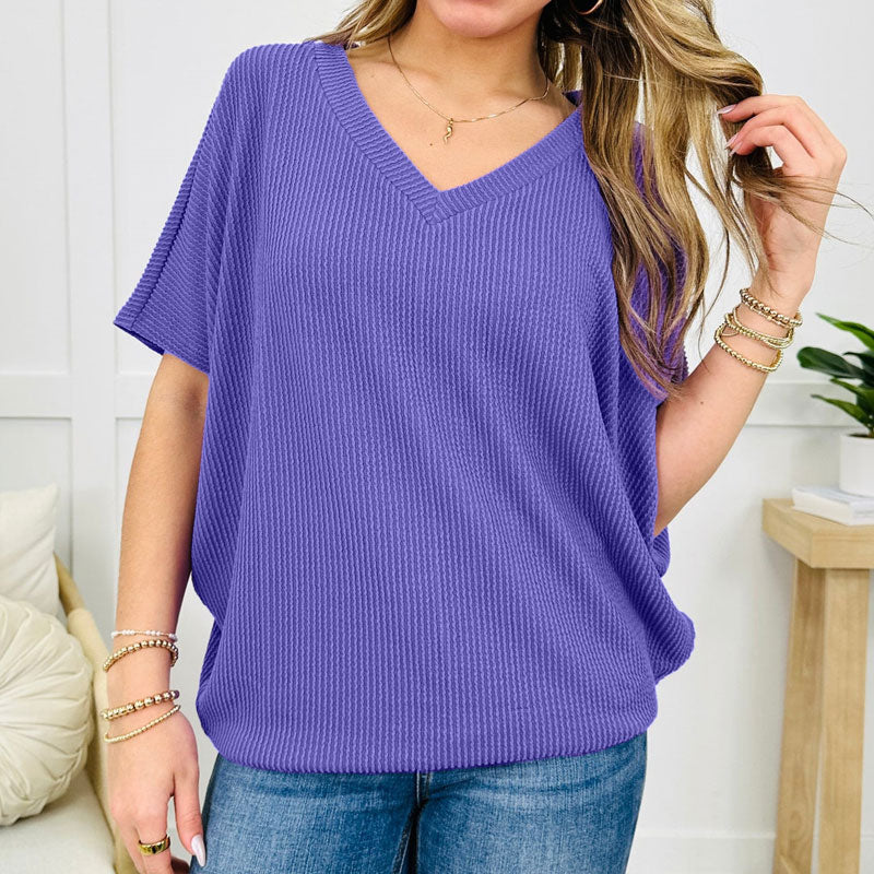 Løs t-skjorte med V-hals og flerfarget passform for kvinne