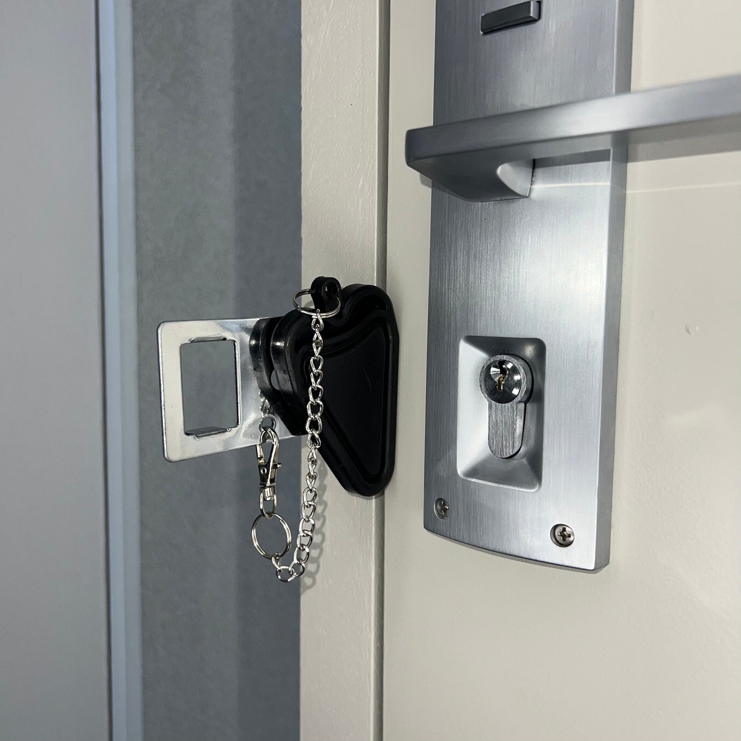 Tyverisikret dørstopper for reiser