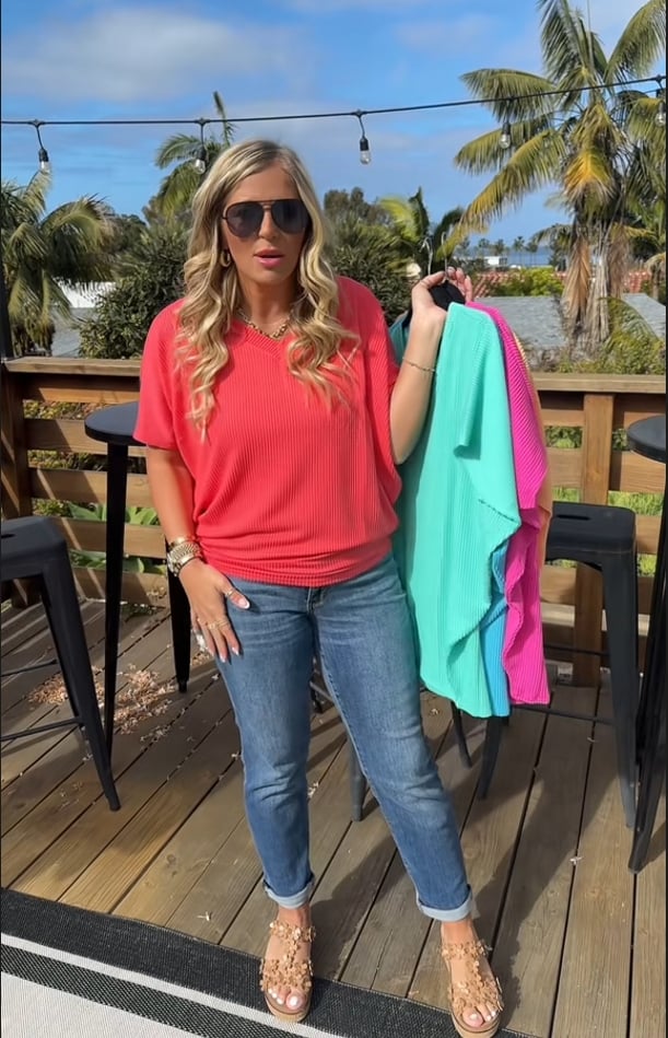 Løs t-skjorte med V-hals og flerfarget passform for kvinne