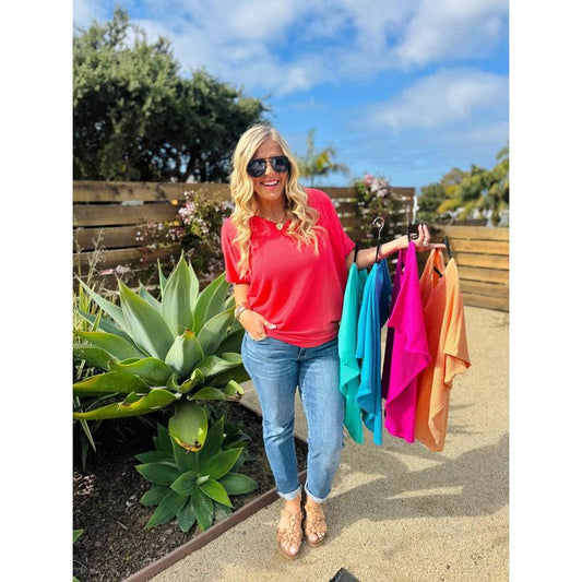 Løs t-skjorte med V-hals og flerfarget passform for kvinne