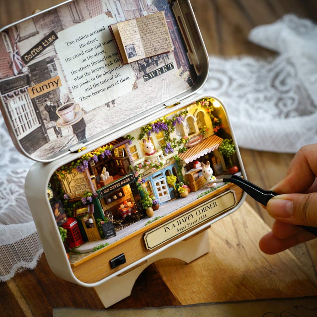 🌟 Miniatyrkinoboks – “I et lykkelig hjørne” DIY-dukkehussett i tre 🎭✨