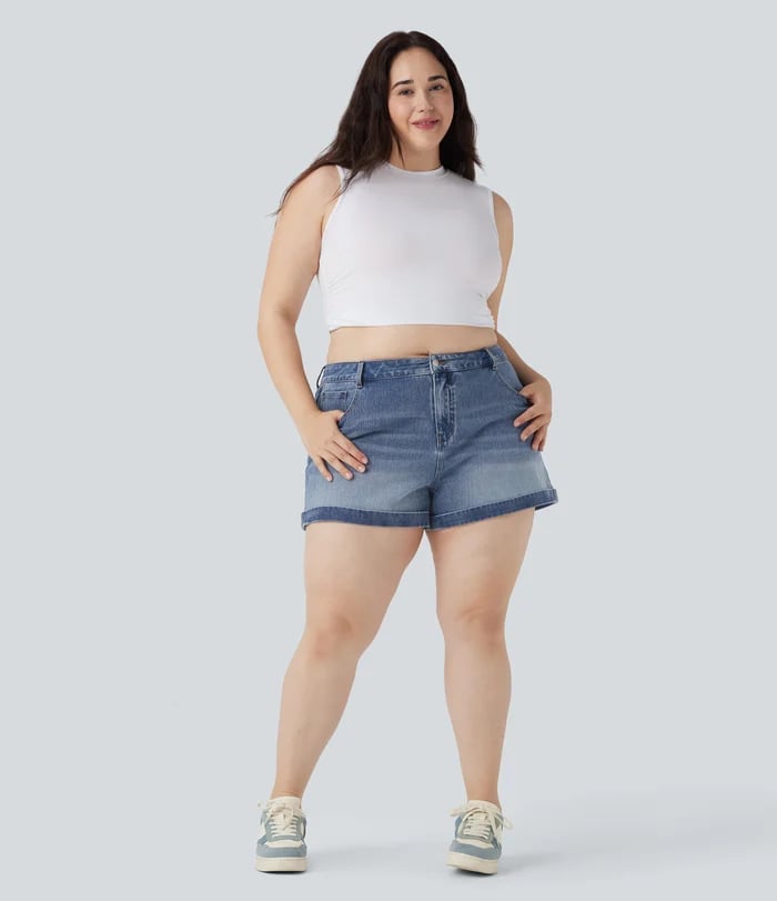 Mellomhøy midje med knapper og glidelås, flere lommer, elastisk strikket denimshorts med avslappet passfor