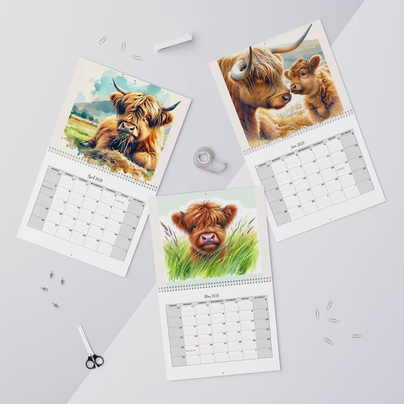 🐮Highland Cow Kalender 2026 – Rustikk gårdsveggkunst og månedlig planlegger