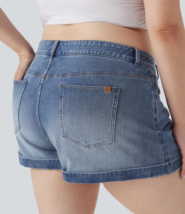 Mellomhøy midje med knapper og glidelås, flere lommer, elastisk strikket denimshorts med avslappet passfor