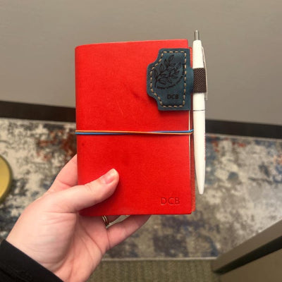 SISTE DAG 70 % AVSLAG - Personlig magnetisk pennholder i lær Bokmerke