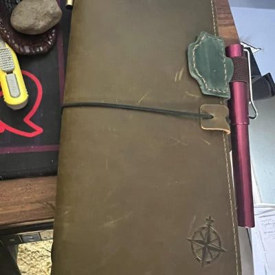 SISTE DAG 70 % AVSLAG - Personlig magnetisk pennholder i lær Bokmerke